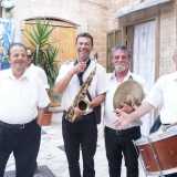 E mentre vengono intonate le pi� svariate melodie, anziane signore si sporgono dai loro balconcini battendo le mani a ritmo di musica. Perch� oggi � un grande giorno a Bari Vecchia, quello della �Madonna delle percoche�